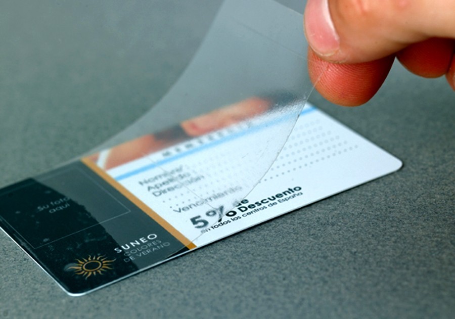 Pourquoi faire confectionner sa carte de visite en PVC avec overlay ?